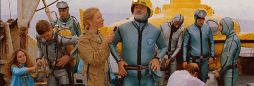 Bill Murray en combinaison de plongée moulante effectue un petit mouvement de danse