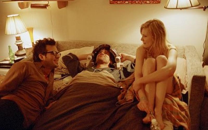 Kirsten Dunst à moitié-nue dans le lit de Joël