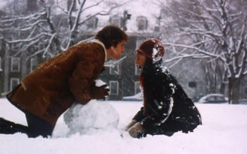 Love Story : Ally McGraw et Ray Milland dans la neige