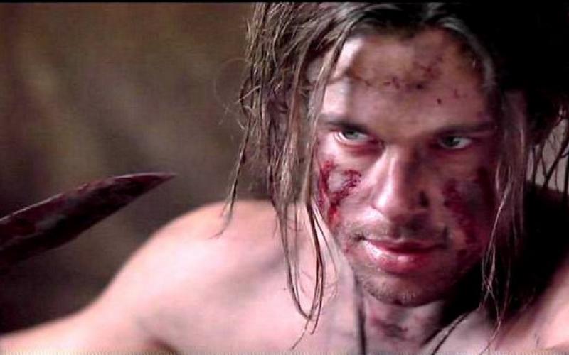 Brad Pitt prend le scalp de ses ennemis allemands