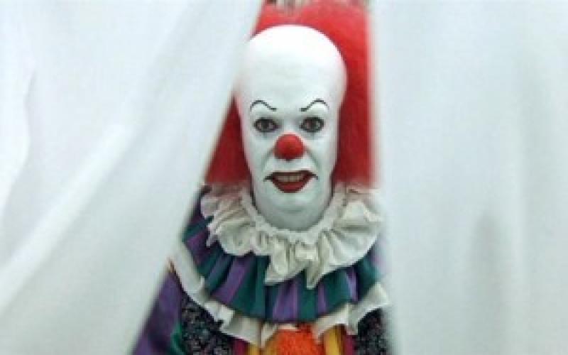 des draps, un clown et un tricycle pour une scène terrifiante