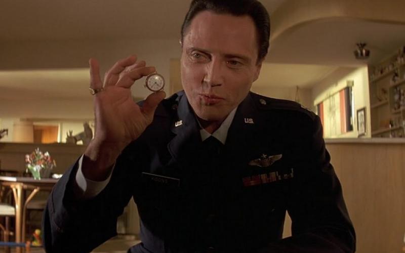 Walken tient la montre en or