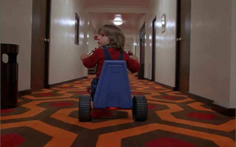 Tricycle et tapis orange dans The Shining de Kubrick