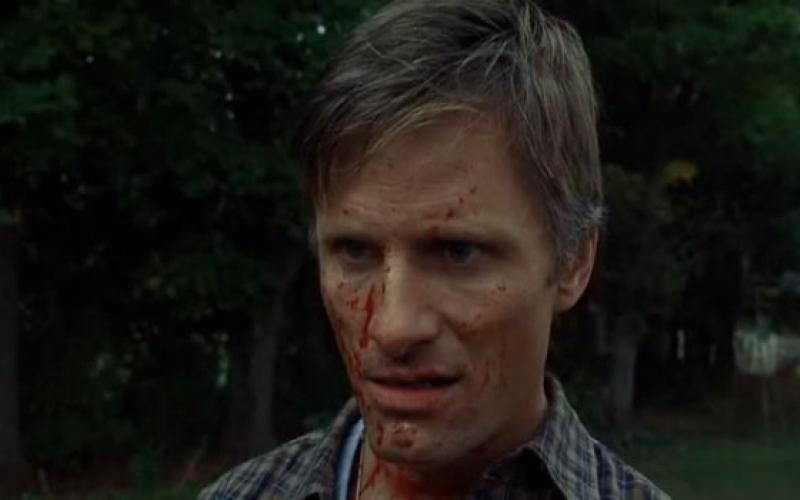 Tom stall (Vigo Mortensen), le visage couvert de sang