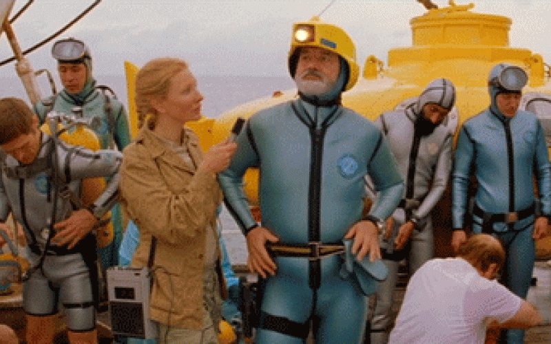 La danse de Steve Zissou, alias Bill Murray Bill Murray en combinaison de plongée moulante effectue un petit mouvement de danse