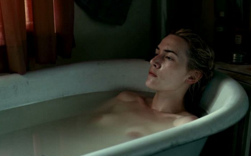 Kate Winslet nue dans sa baignoire 