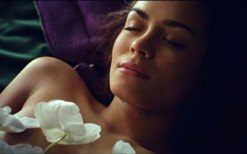 Shannyn Sossamon effleurée par une orchidée