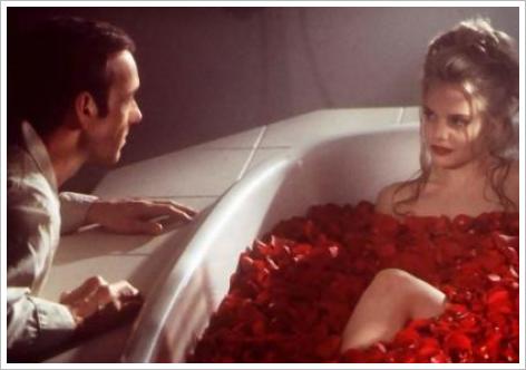 Le fantasme d'une beauté américaine qui macère dans un bain de pétales de rose