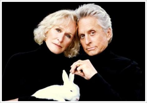 close et douglas carressent un lapin