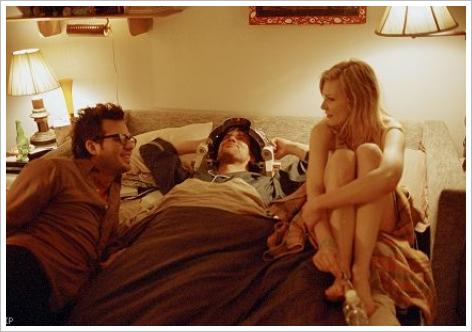 Kirsten Dunst à moitié-nue dans le lit de Joël