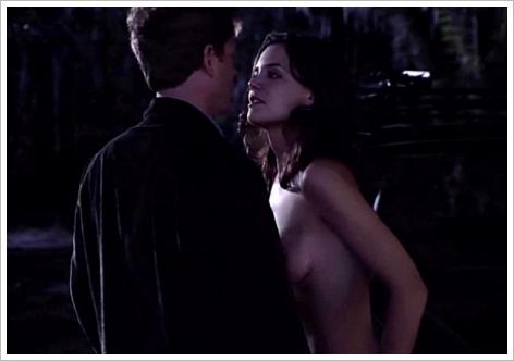 Katie Holmes dénudée dans Intuitions (The Gift)