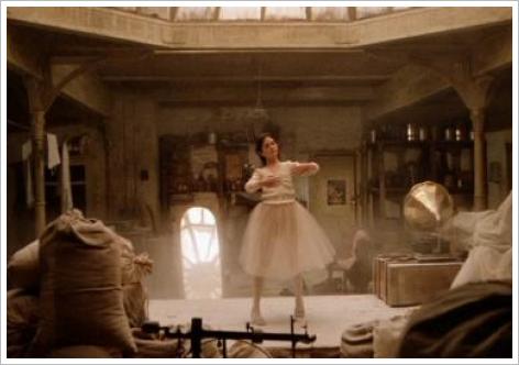 Jennifer Connelly dances under undiscrete eyes