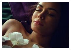 Shannyn Sossamon effleurée par une orchidée