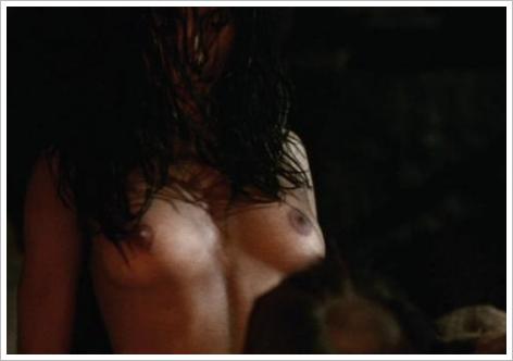 Scène de sexe dans le nom de la Rose : Valentina Vargas et Christian Slater