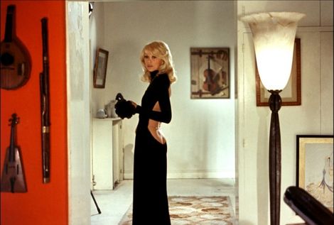 Mireille Darc et la robe dos-nu signée Guy Laroche